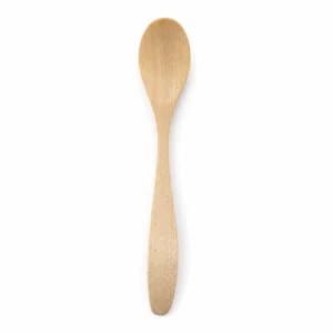 Handgefertigter Holzlöffel aus Birke auf weißem Hintergrund