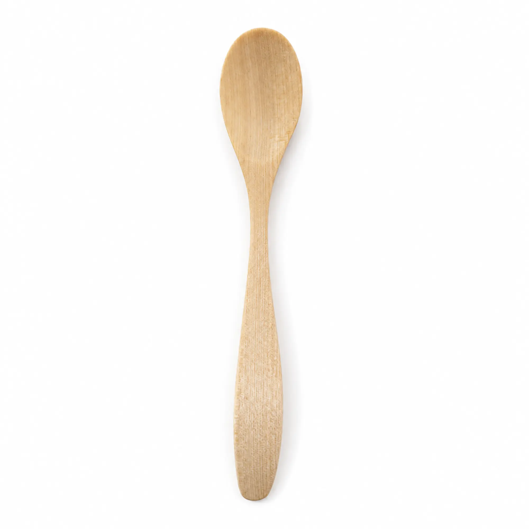 Handgefertigter Holzlöffel aus Birke auf weißem Hintergrund