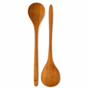 Handgefertigtes zweiteiliges Salatbesteck aus geöltem Kirschholz, ca. 34 cm