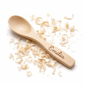 Handgefertigter Holzlöffel mit Lasergravur Emilia und feinen Holzspänen